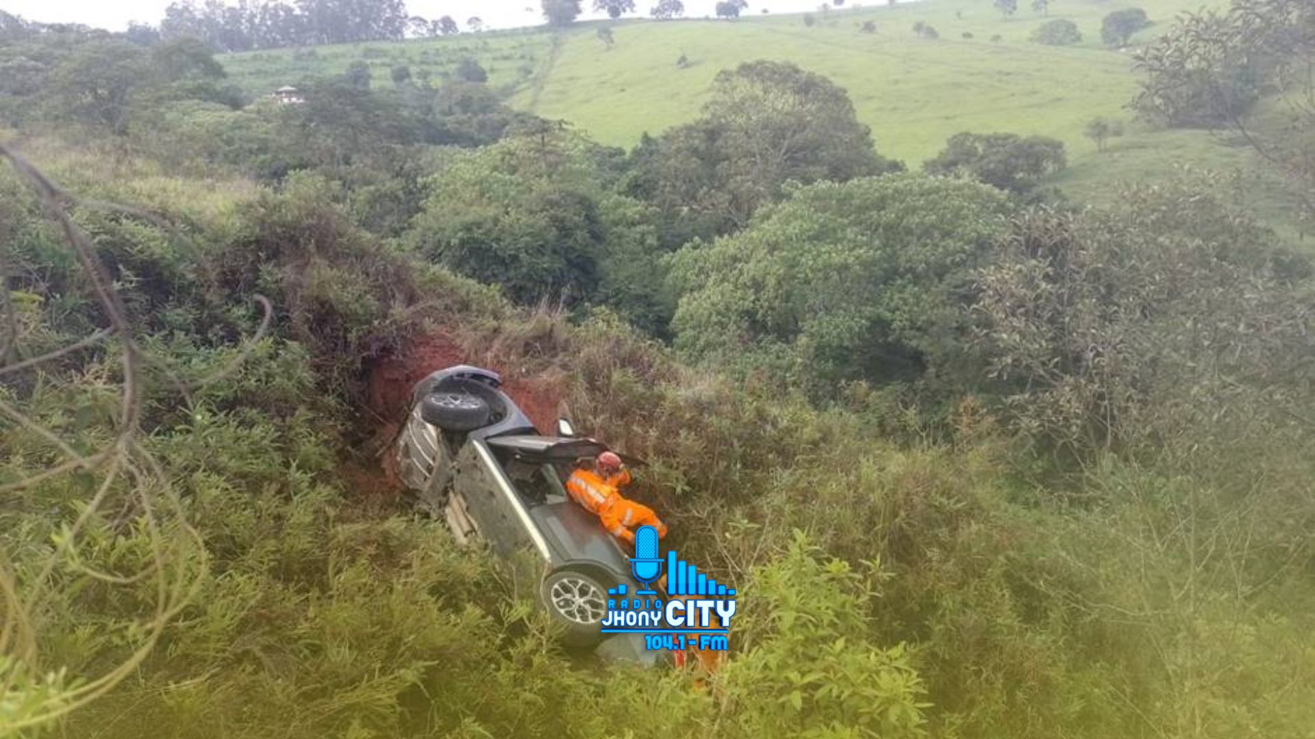 Carro despenca em ribanceira às margens da LMG-760, no Vale do Aço